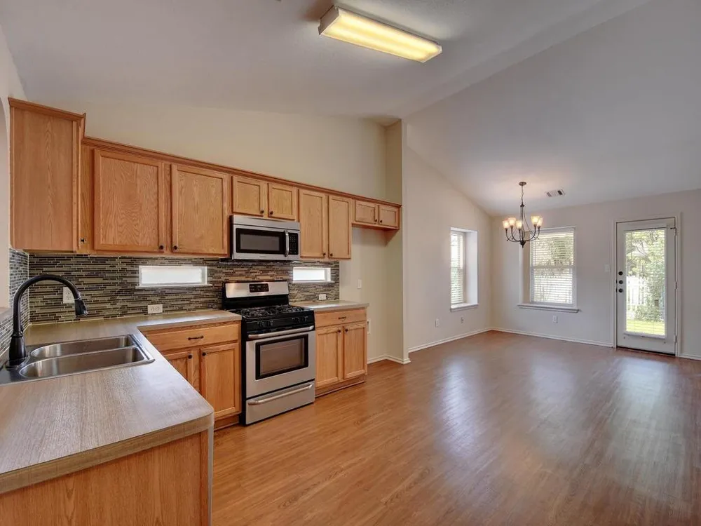 136 Strawn Kyle, TX 78640