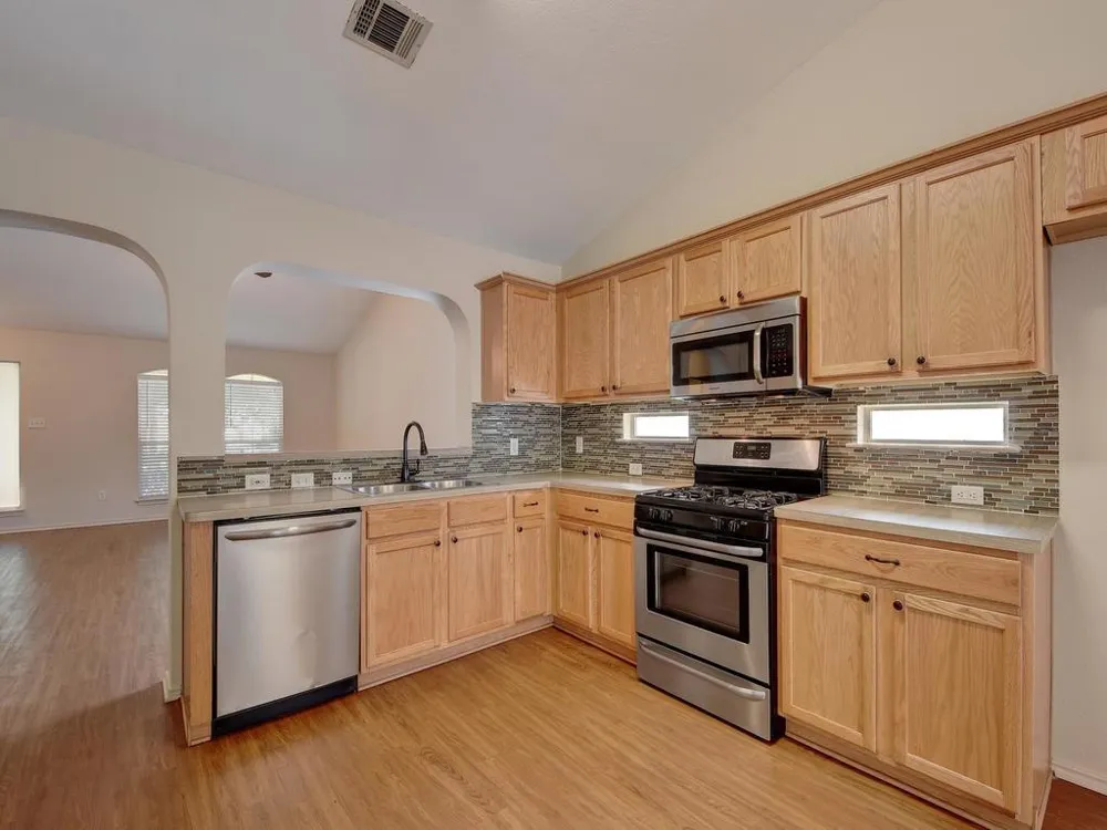 136 Strawn Kyle, TX 78640