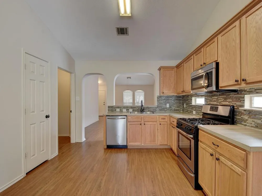 136 Strawn Kyle, TX 78640