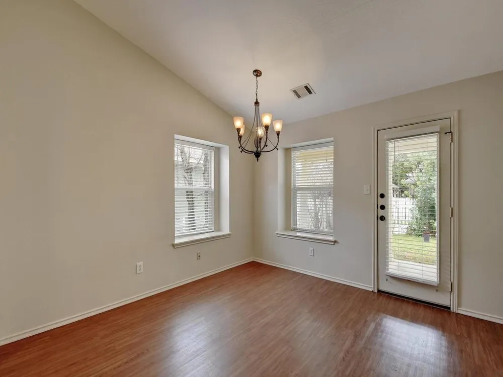 136 Strawn Kyle, TX 78640