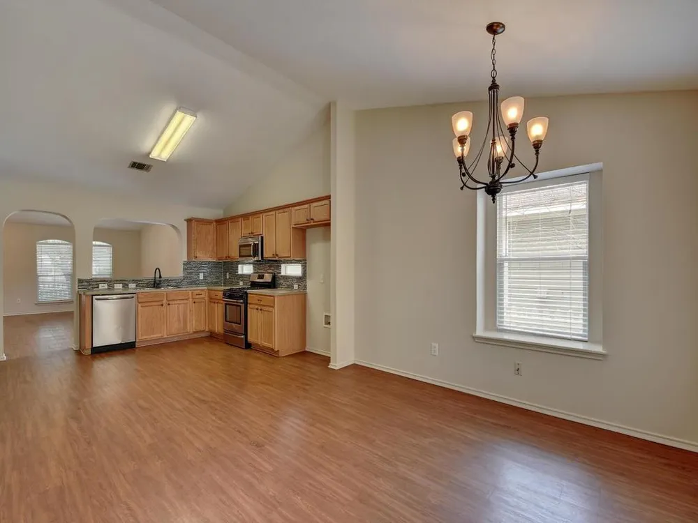 136 Strawn Kyle, TX 78640