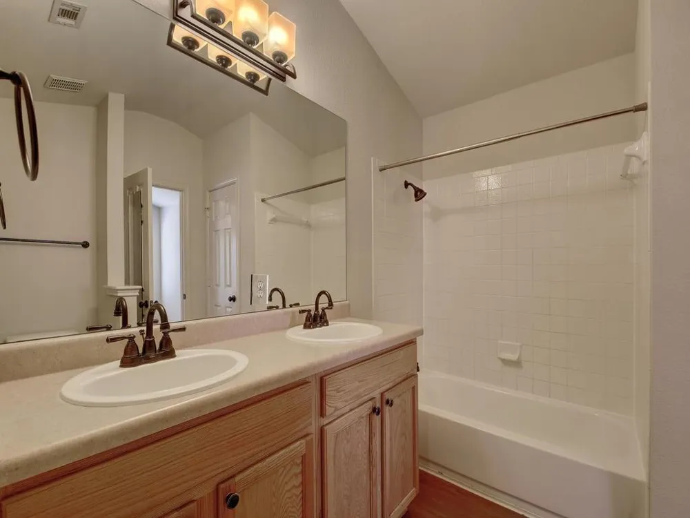 136 Strawn Kyle, TX 78640