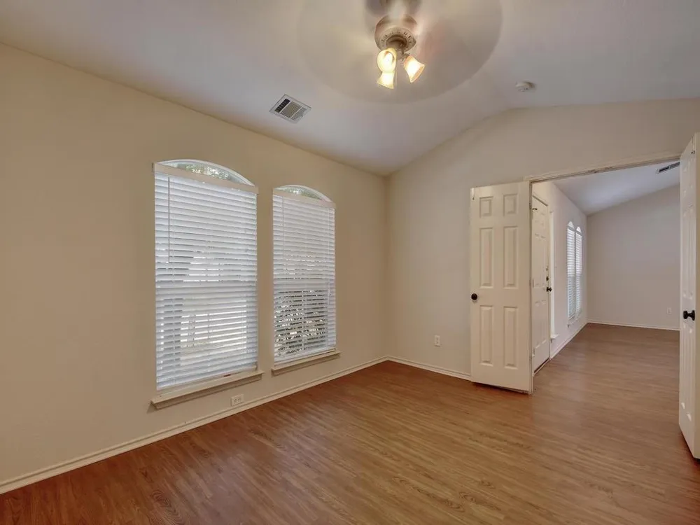 136 Strawn Kyle, TX 78640
