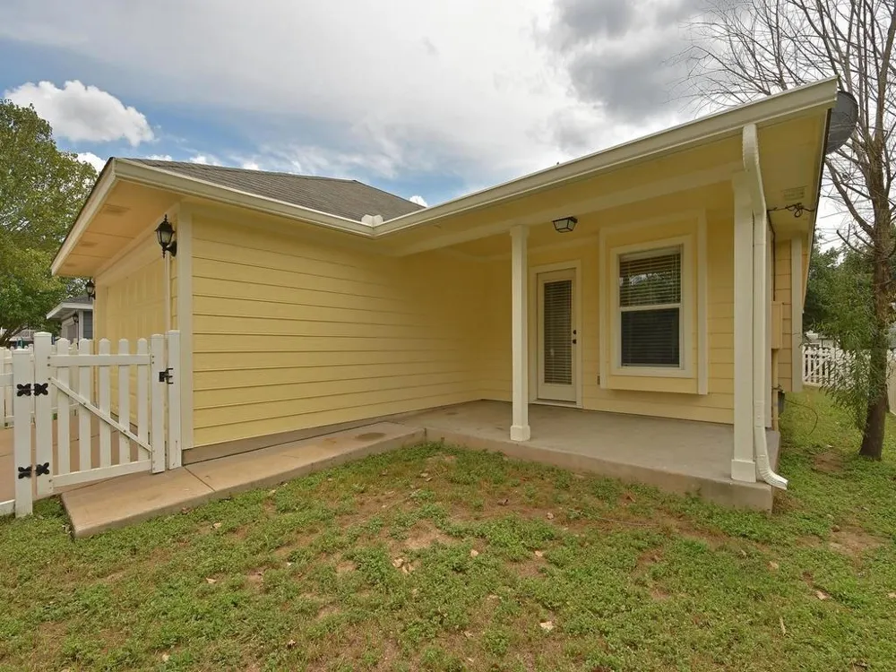136 Strawn Kyle, TX 78640