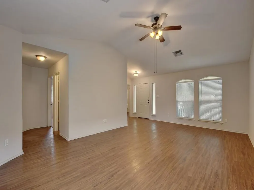 136 Strawn Kyle, TX 78640
