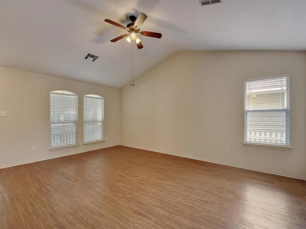 136 Strawn Kyle, TX 78640