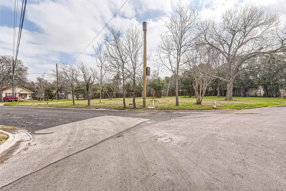 401 Oak Plaza Austin, TX 78753