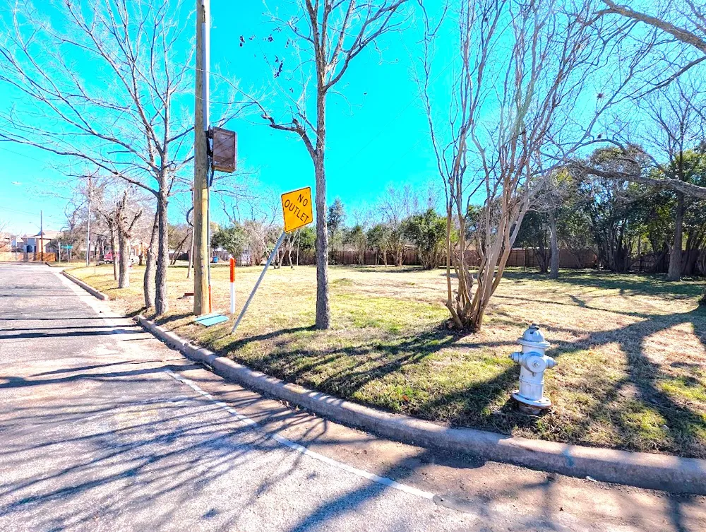 401 Oak Plaza Austin, TX 78753
