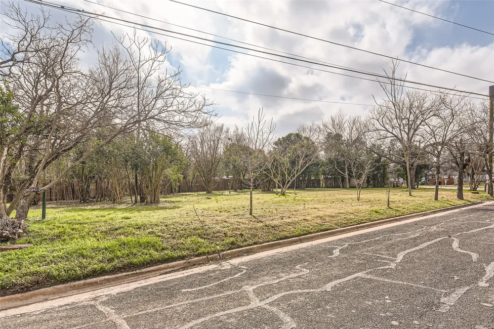 401 Oak Plaza Austin, TX 78753
