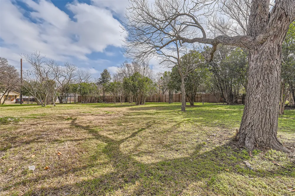 401 Oak Plaza Austin, TX 78753