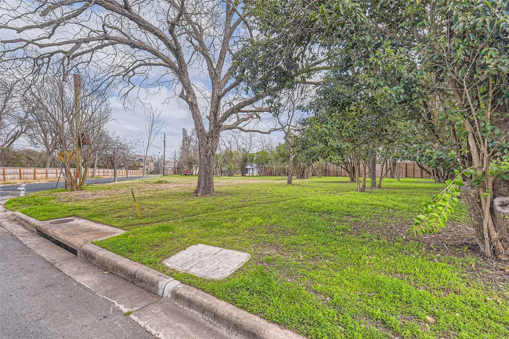 401 Oak Plaza Austin, TX 78753