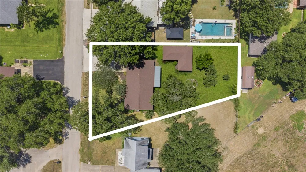 1415 NE Whitehead Street Smithville, TX 78957