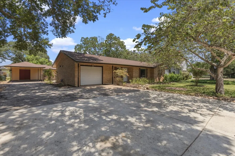 1415 NE Whitehead Street Smithville, TX 78957
