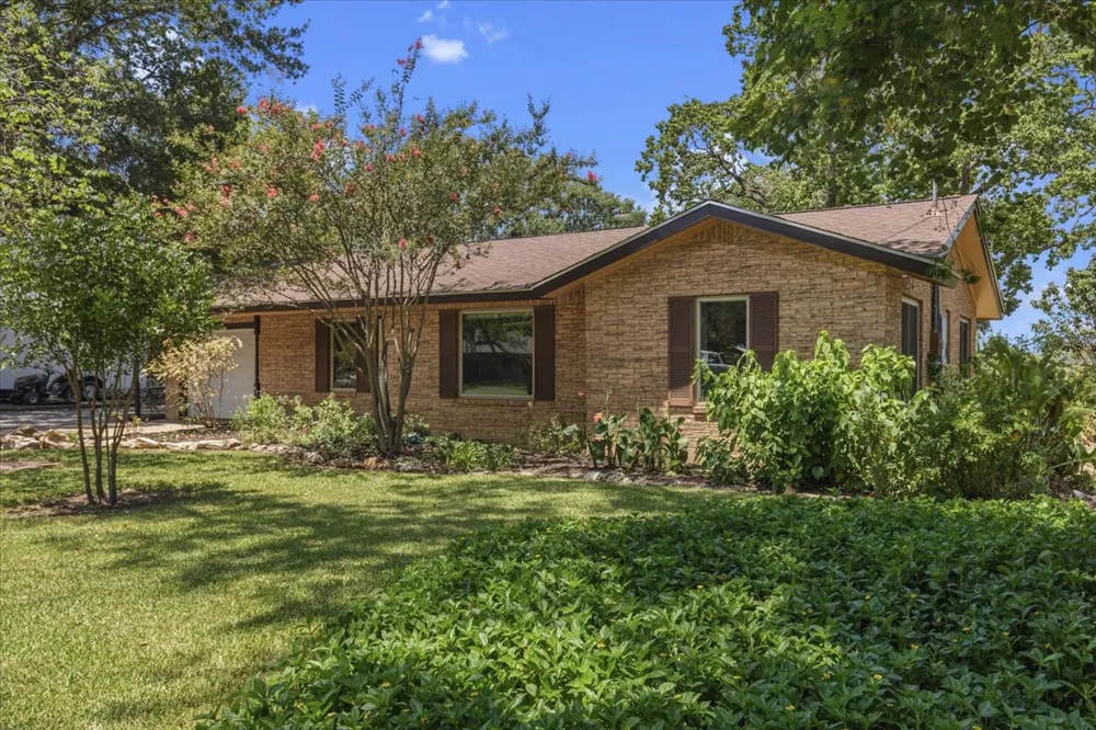 1415 NE Whitehead Street Smithville, TX 78957