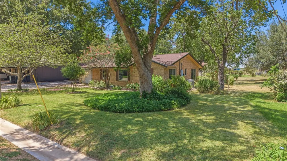 1415 NE Whitehead Street Smithville, TX 78957