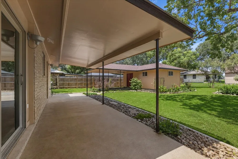 1415 NE Whitehead Street Smithville, TX 78957
