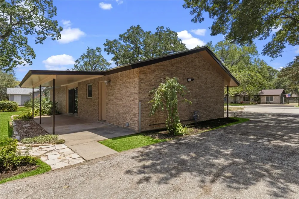 1415 NE Whitehead Street Smithville, TX 78957