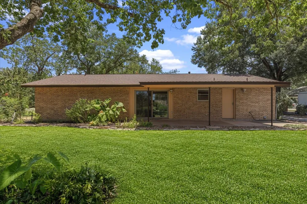 1415 NE Whitehead Street Smithville, TX 78957