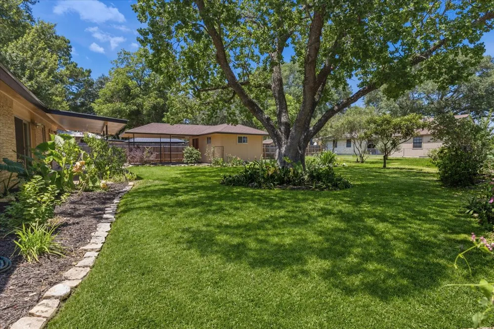 1415 NE Whitehead Street Smithville, TX 78957