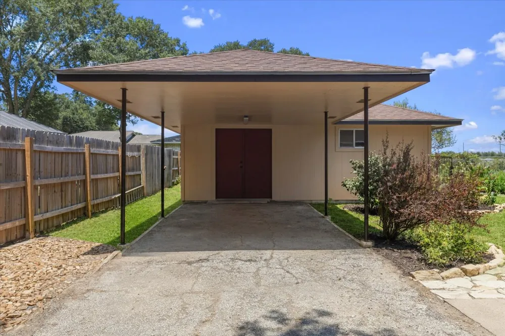 1415 NE Whitehead Street Smithville, TX 78957