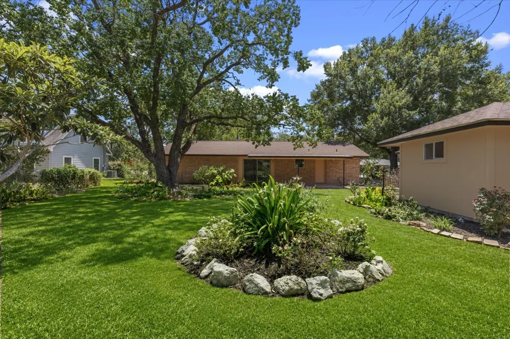 1415 NE Whitehead Street Smithville, TX 78957