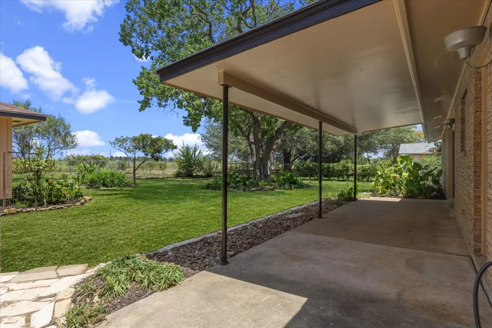 1415 NE Whitehead Street Smithville, TX 78957