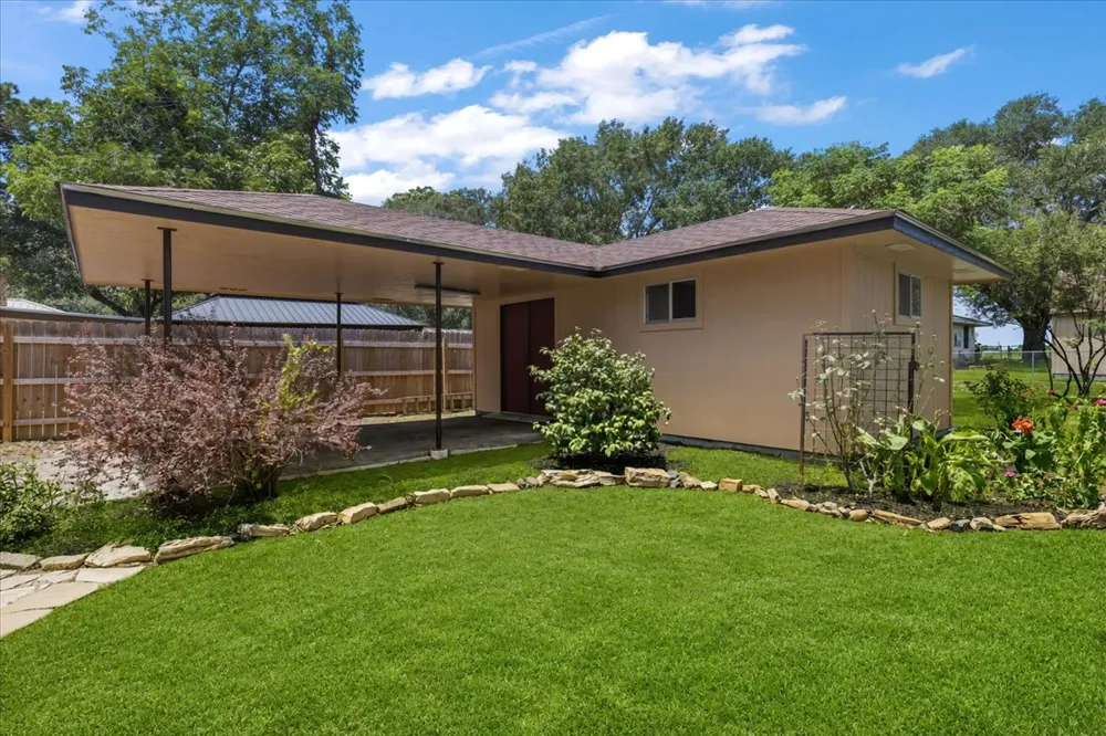 1415 NE Whitehead Street Smithville, TX 78957