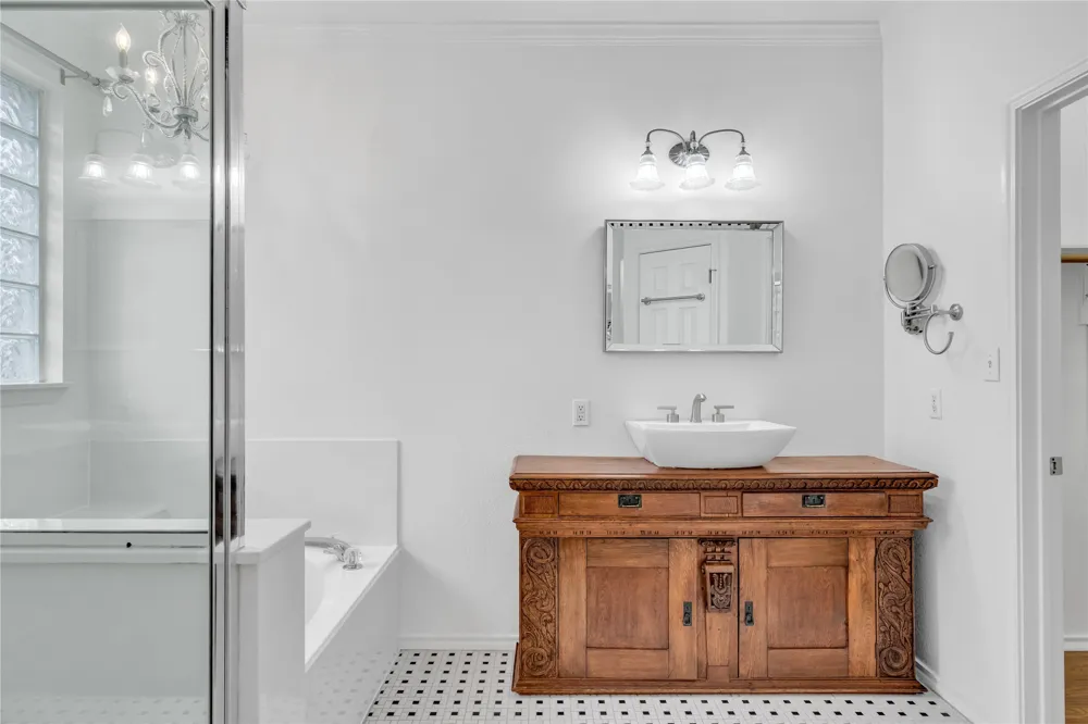 2606 Kinney Oaks Court Austin, TX 78704