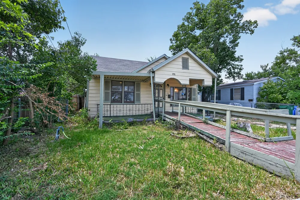708 Booth Street Taylor, TX 76574