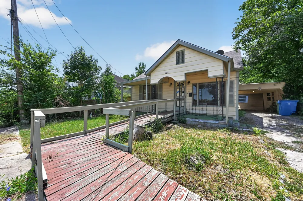 708 Booth Street Taylor, TX 76574