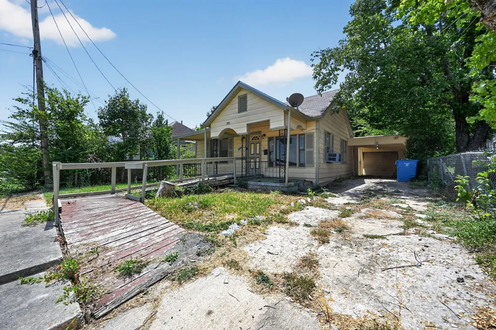 708 Booth Street Taylor, TX 76574