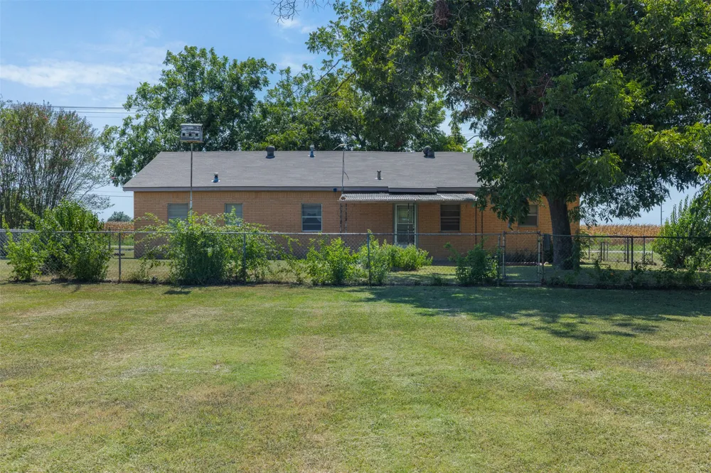 604 3rd Street Thorndale, TX 76577