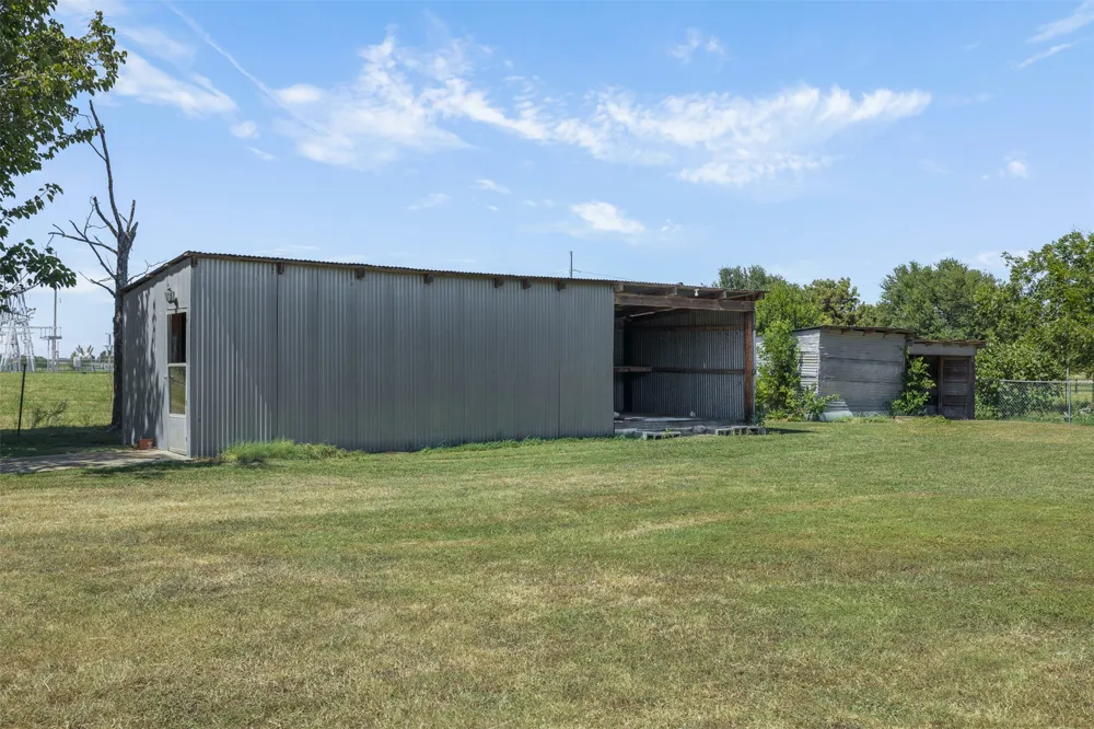 604 3rd Street Thorndale, TX 76577