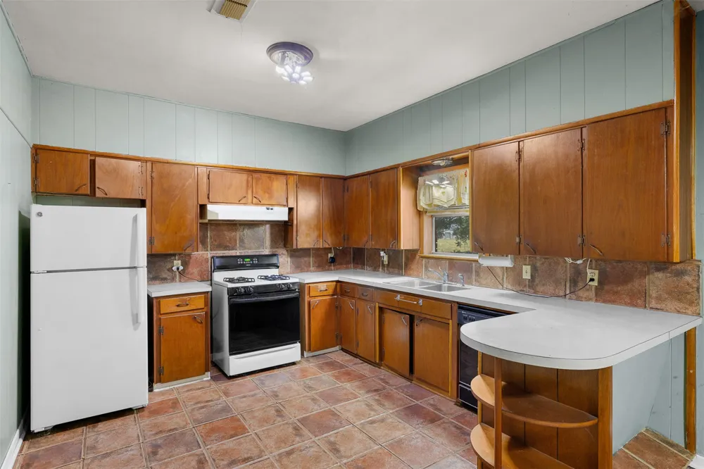 604 3rd Street Thorndale, TX 76577