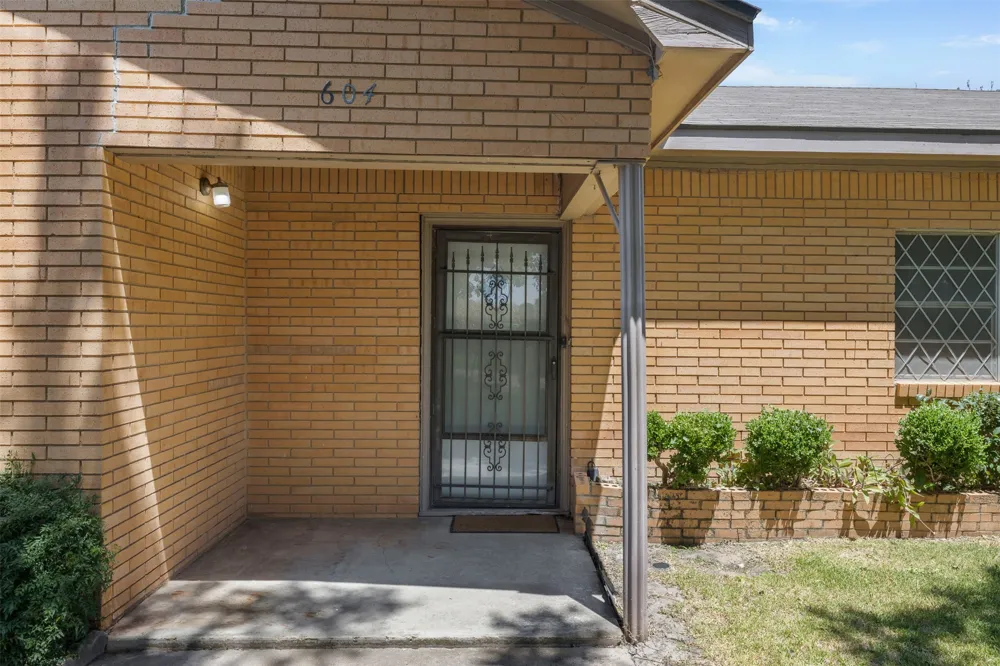 604 3rd Street Thorndale, TX 76577