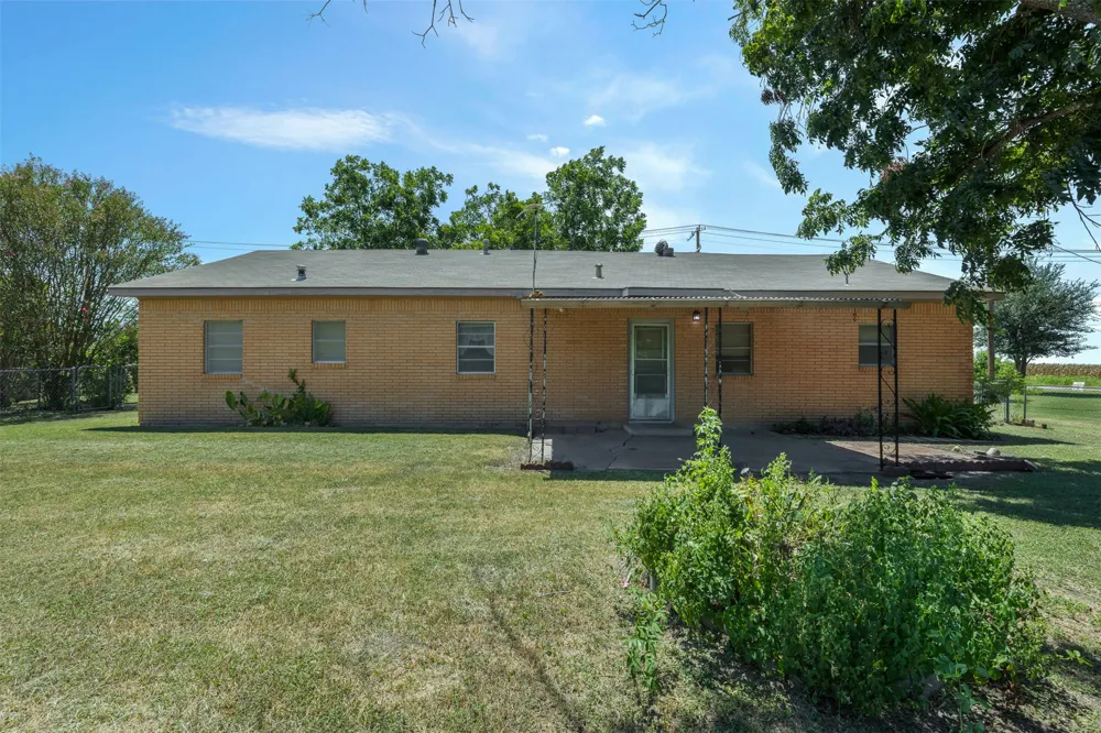 604 3rd Street Thorndale, TX 76577