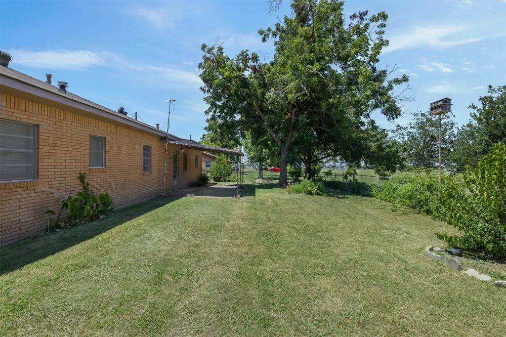 604 3rd Street Thorndale, TX 76577
