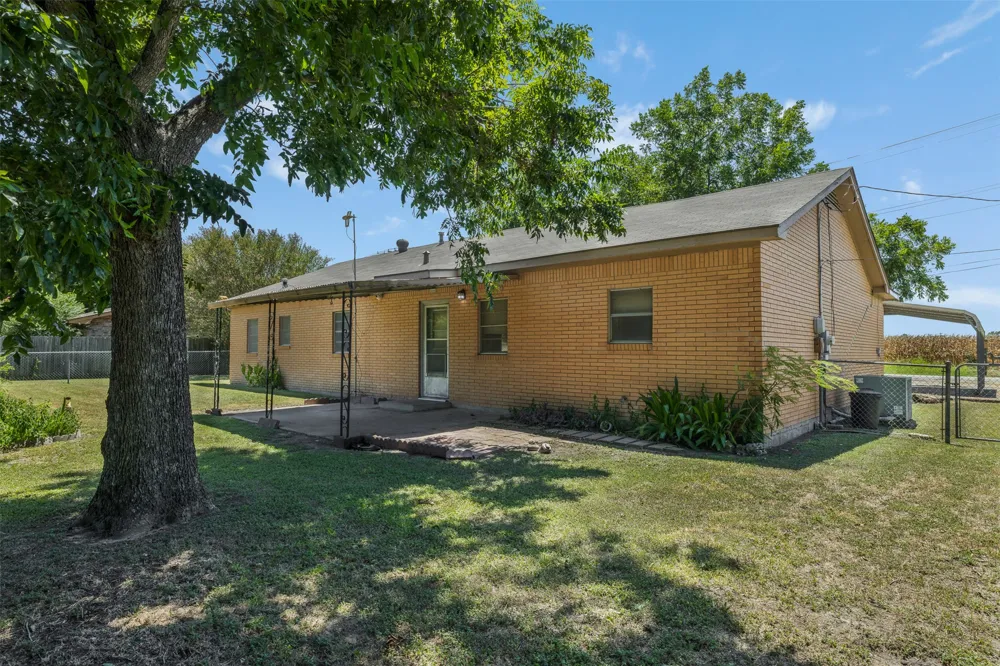 604 3rd Street Thorndale, TX 76577
