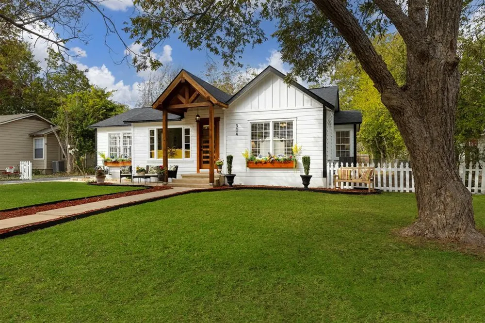 904 Fisher Street Taylor, TX 76574
