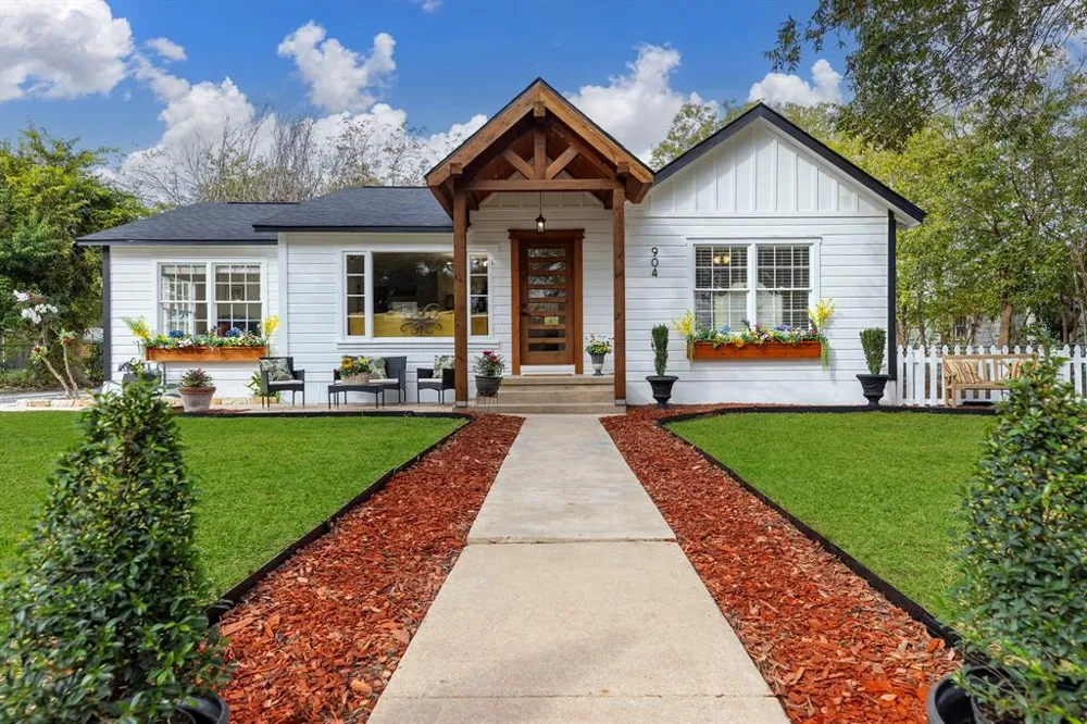 904 Fisher Street Taylor, TX 76574