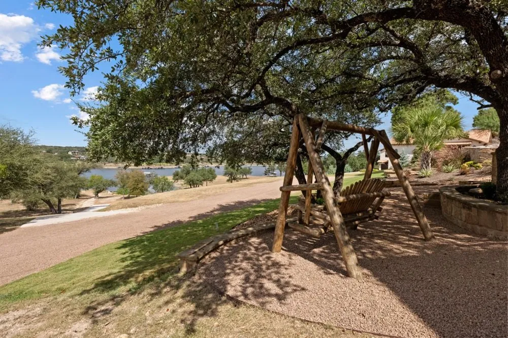19833 Lakehurst Loop Spicewood, TX 78669