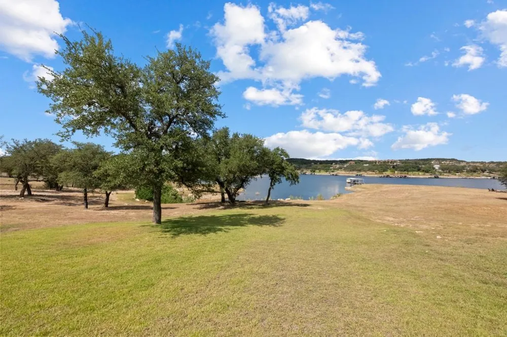 19833 Lakehurst Loop Spicewood, TX 78669
