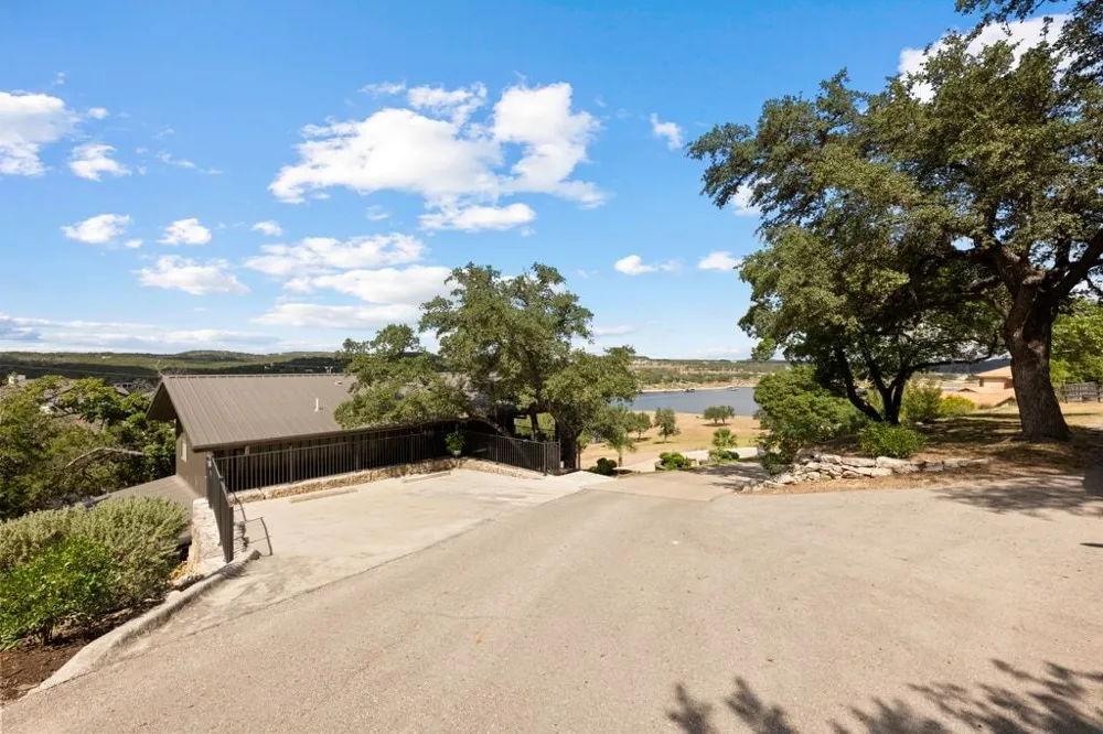 19833 Lakehurst Loop Spicewood, TX 78669