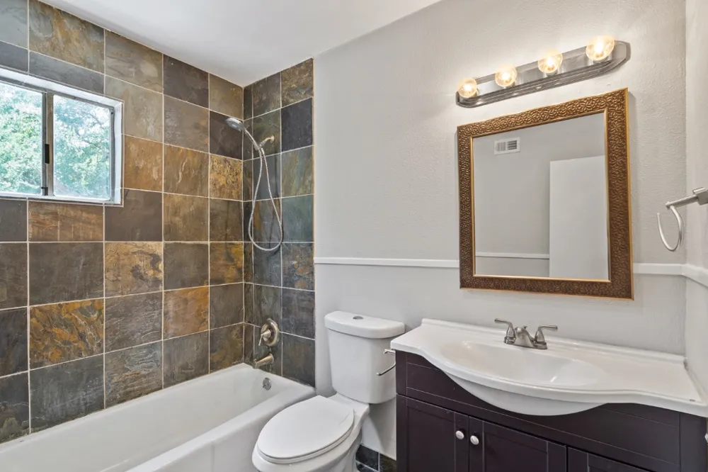 1813 Woodland Avenue Austin, TX 78741