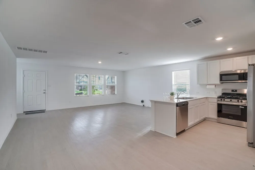 321 Keefer Kyle, TX 78640