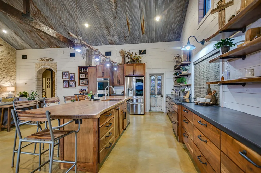 112 CLEARWATER DRIVE Kingsland, TX 78639