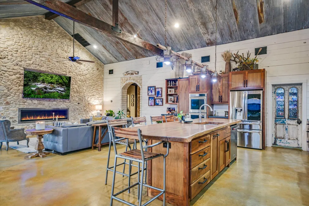 112 CLEARWATER DRIVE Kingsland, TX 78639