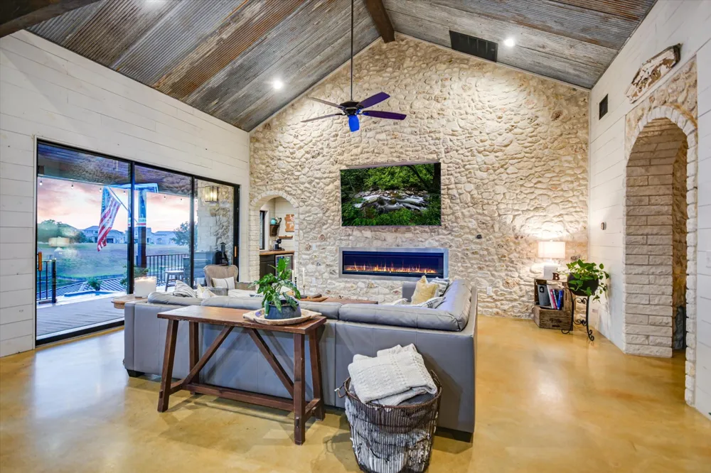 112 CLEARWATER DRIVE Kingsland, TX 78639
