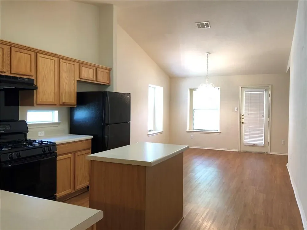 140 Steele Kyle, TX 78640