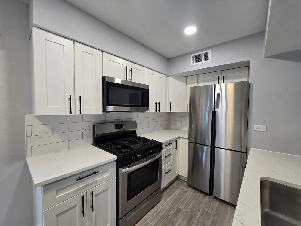 2504 Manor Circle #B Austin, TX 78723